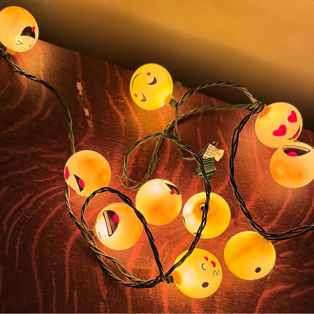 Emoji Smile Face String Mini Light Set Indoor/ Outdoor Plastic 10 count Works